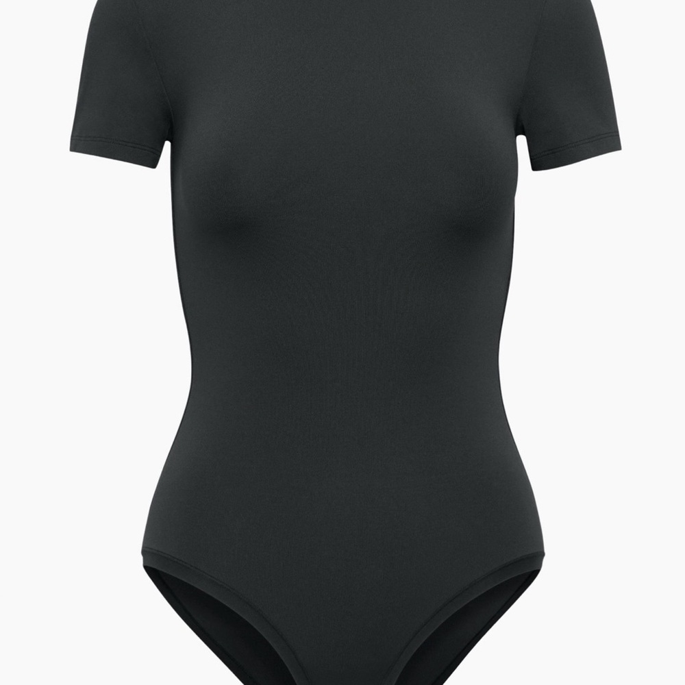 Babaton Classic Black Top